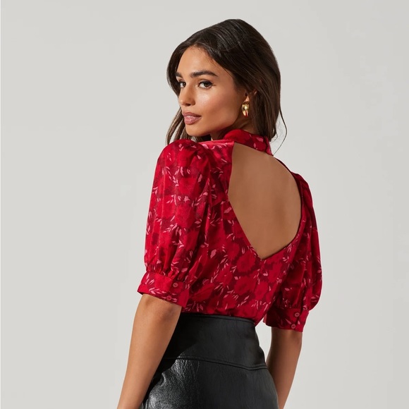 Astr NWOT Red Floral Mock Neck Cowl Drape Puff Sleeve Top M - Picture 4 of 4